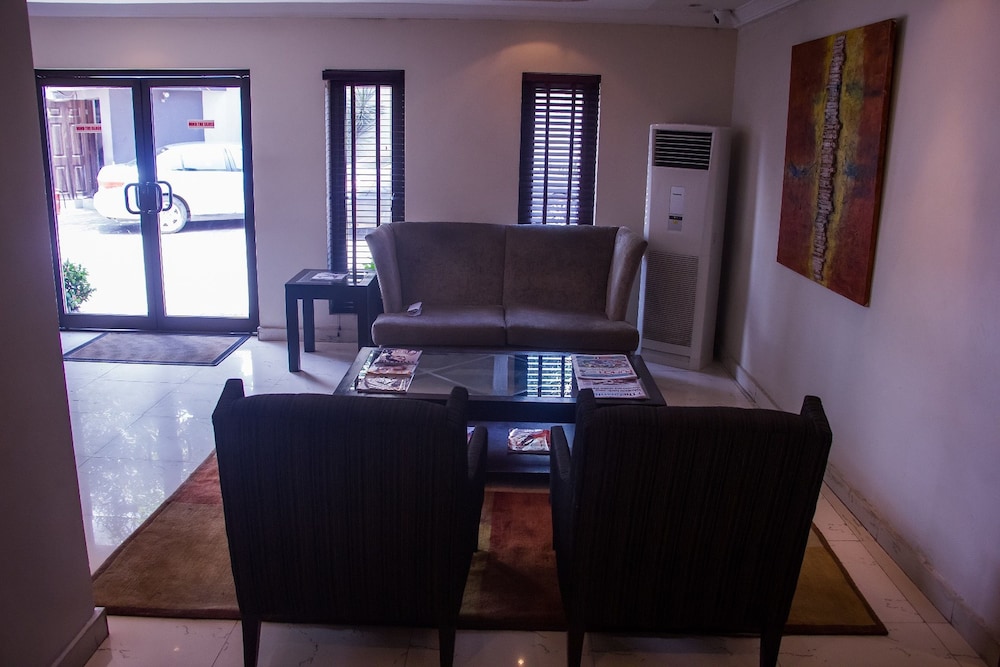 S S Hotels And Suites 32/48