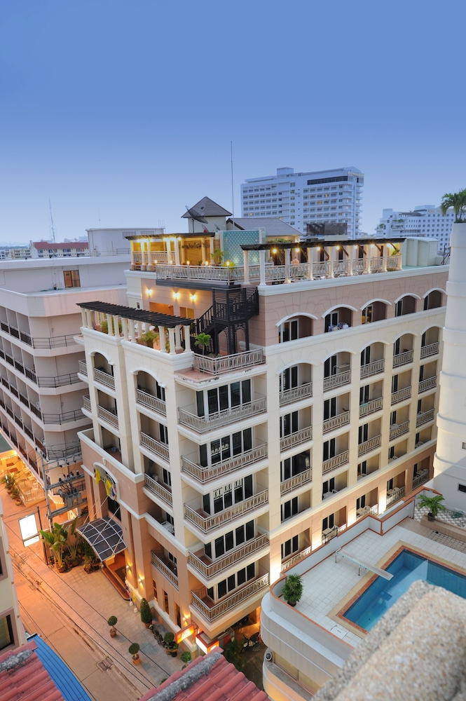 The Whitehouse Condotel 3/40