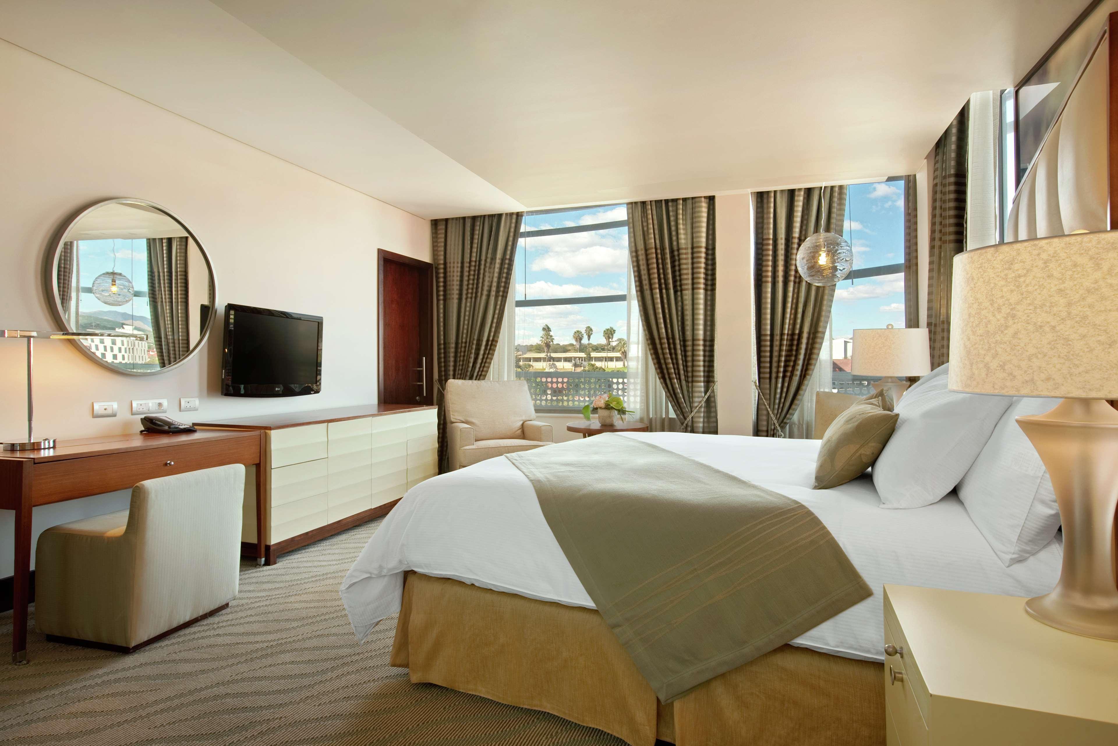 GUEST ROOM, KING BED