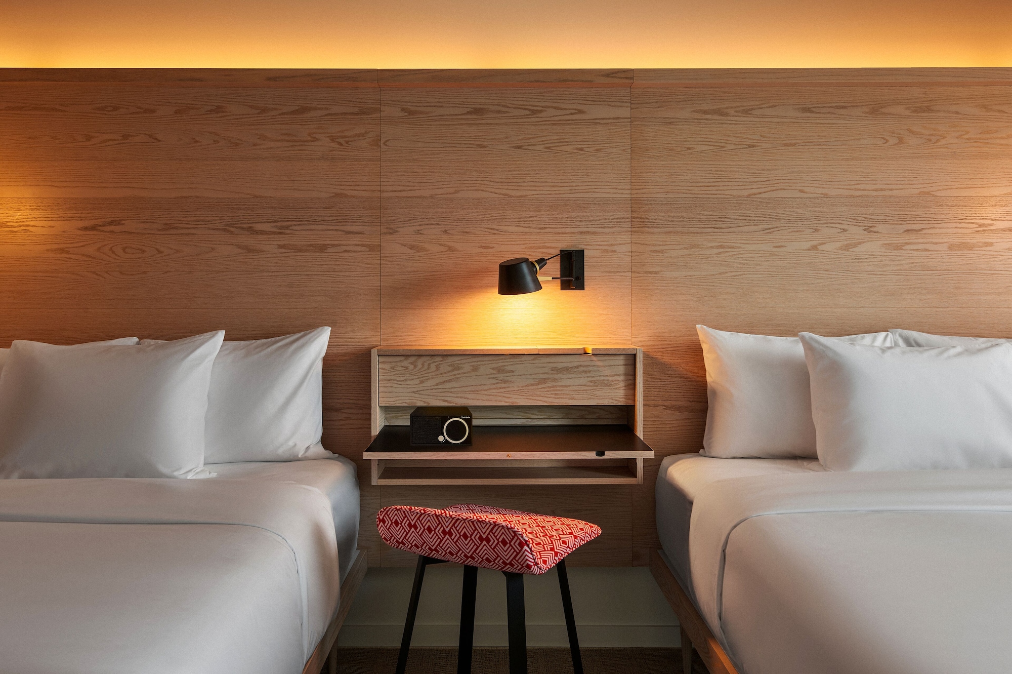 غرفة بسريرين كوين، Radio Hotel 2/2