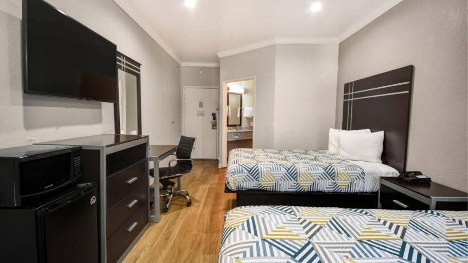 2 Full Beds - Non-Smoking, Micfridge