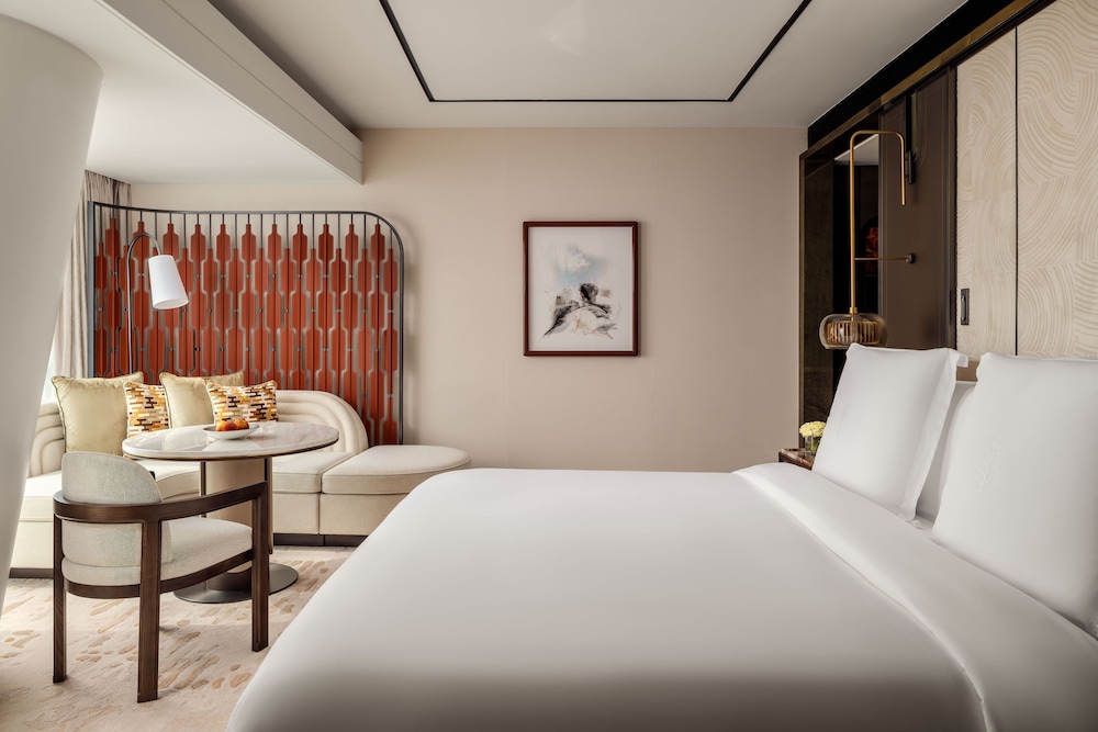 Family, King and Queen Bed, Window Side, Bathtub