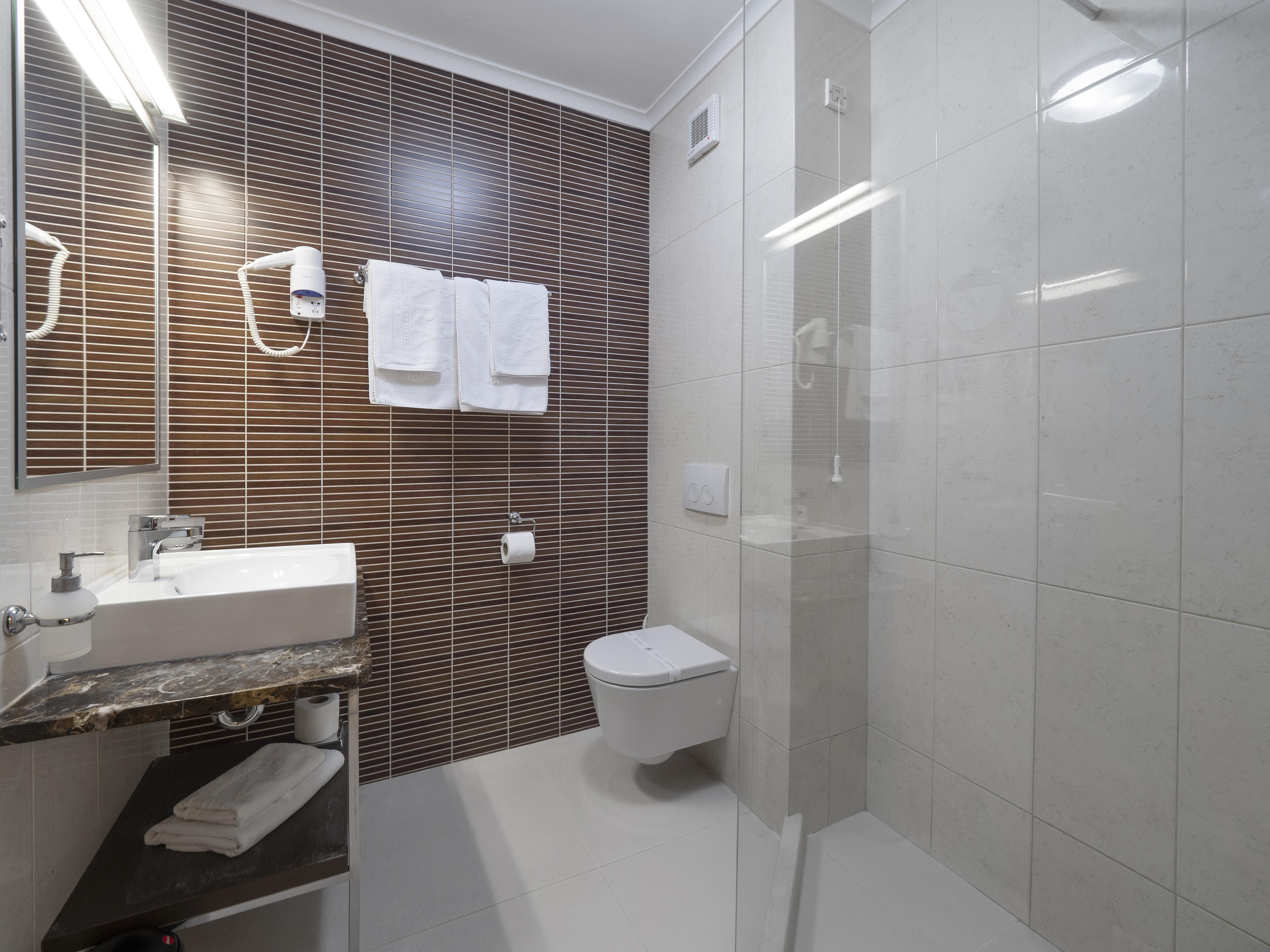 غرفة أساسية ثلاثية بشرفة، Tara Hotel 2/2