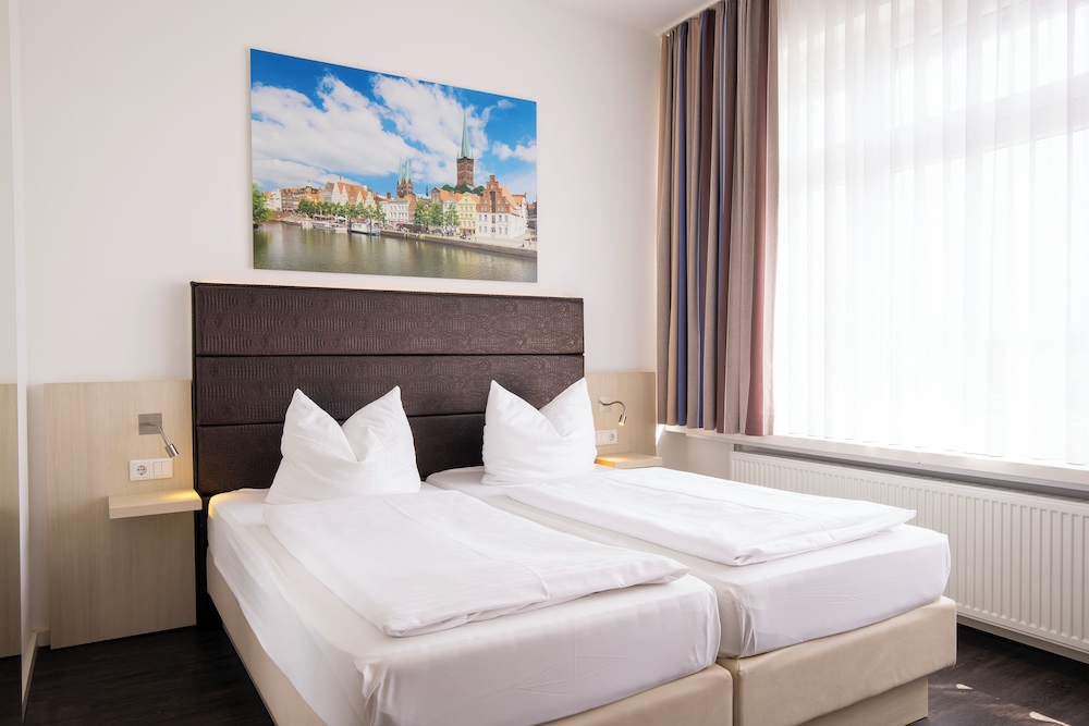 Viva Hotel Lubeck 8/45