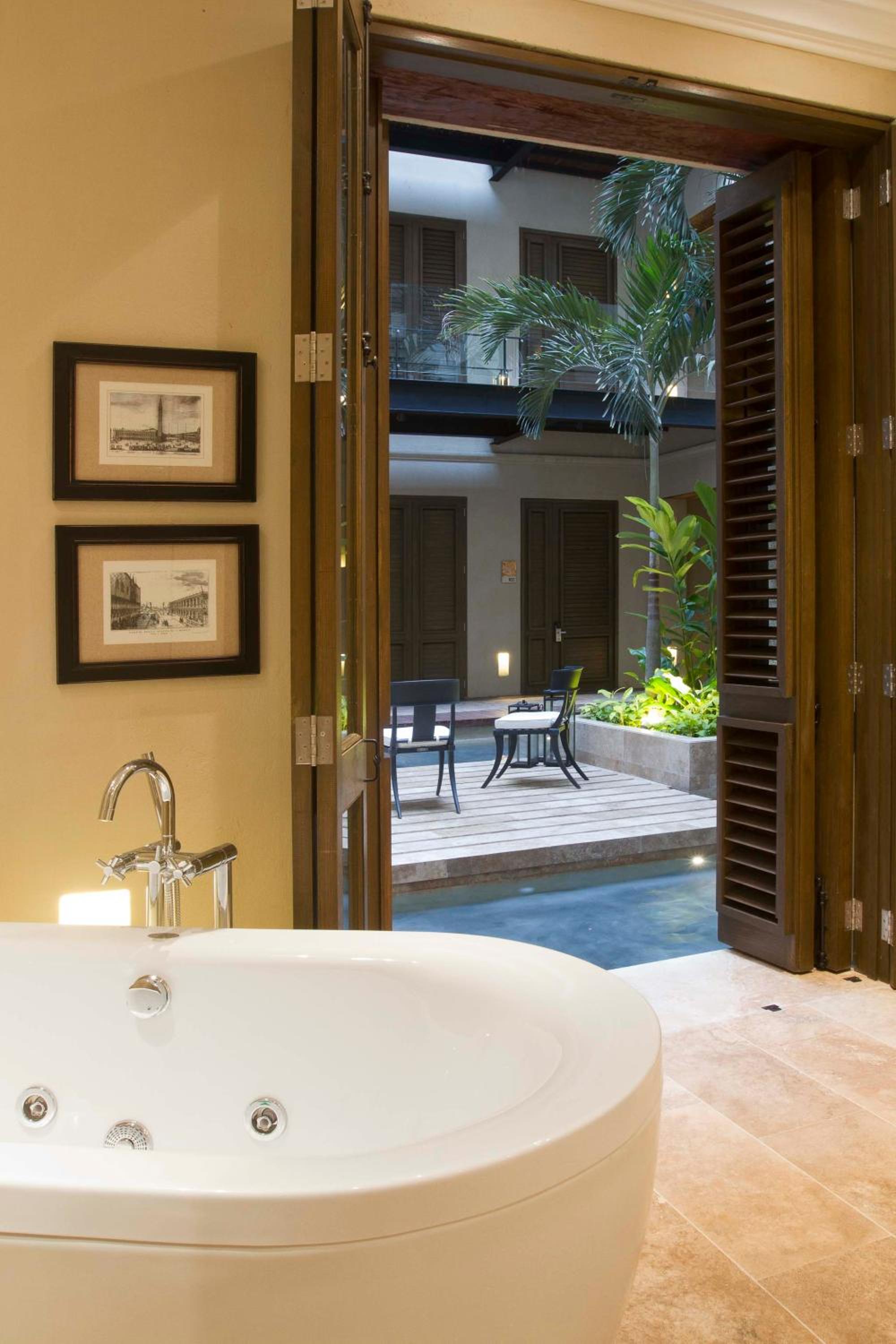 جناح بسرير كوين، Bastion Luxury Hotel 5/6