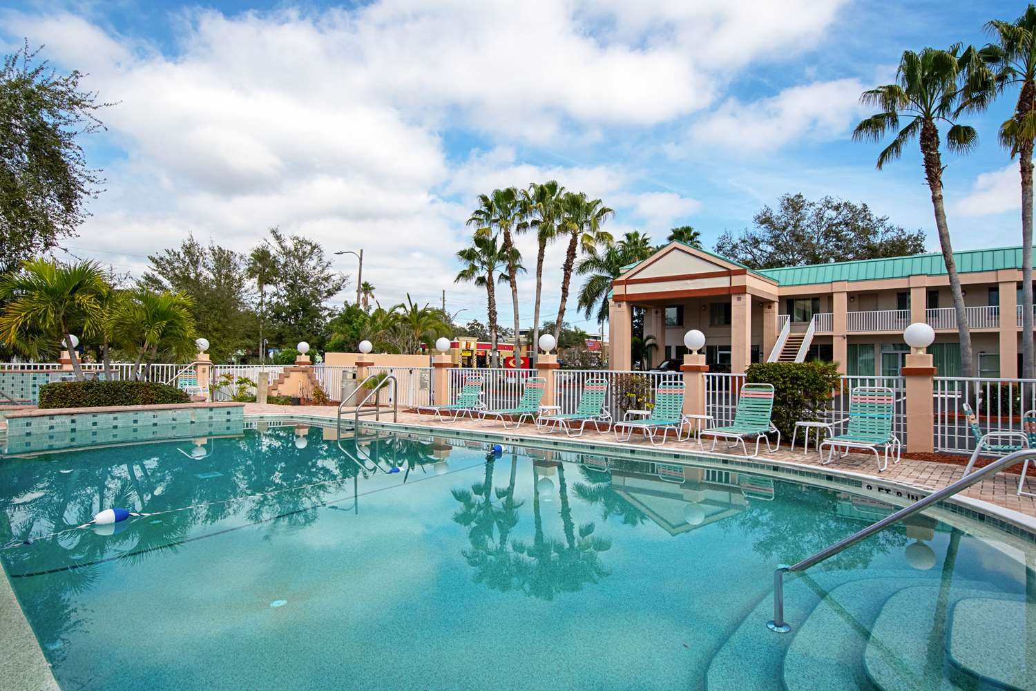 Econo Lodge Inn & Suites Clearwater Central 18/26