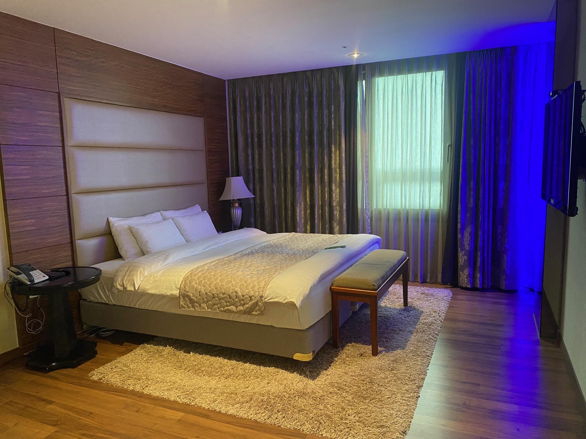 PRESIDENTIAL, SUITE