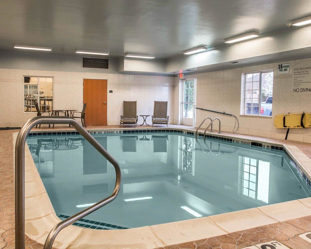 Comfort Inn and Suites Fenton MI 27/50