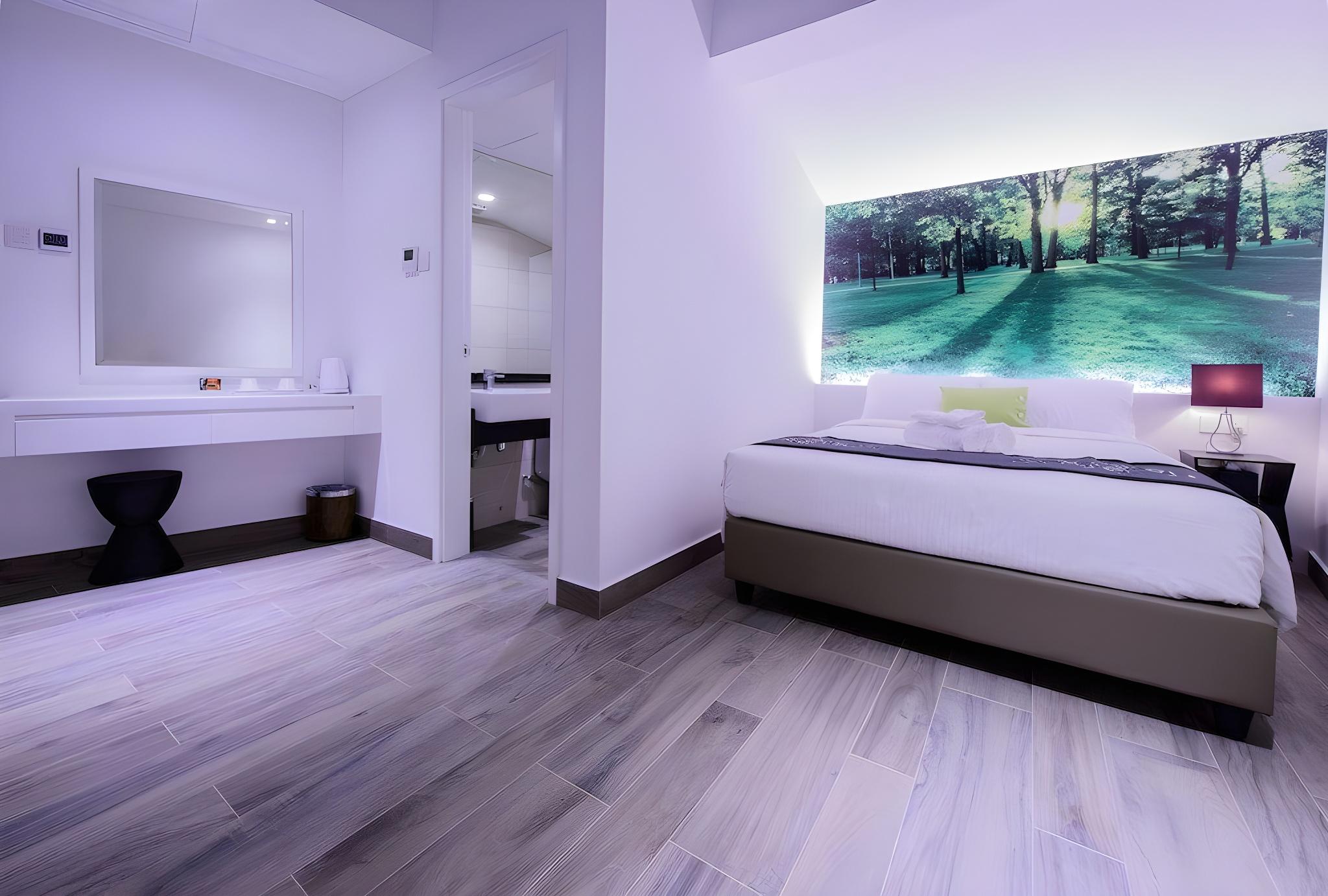 Gold, Deluxe, Queen Bed