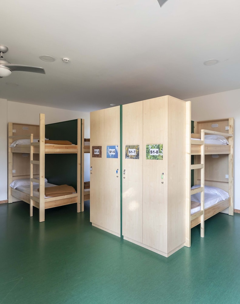 Inout Hostel 25/50