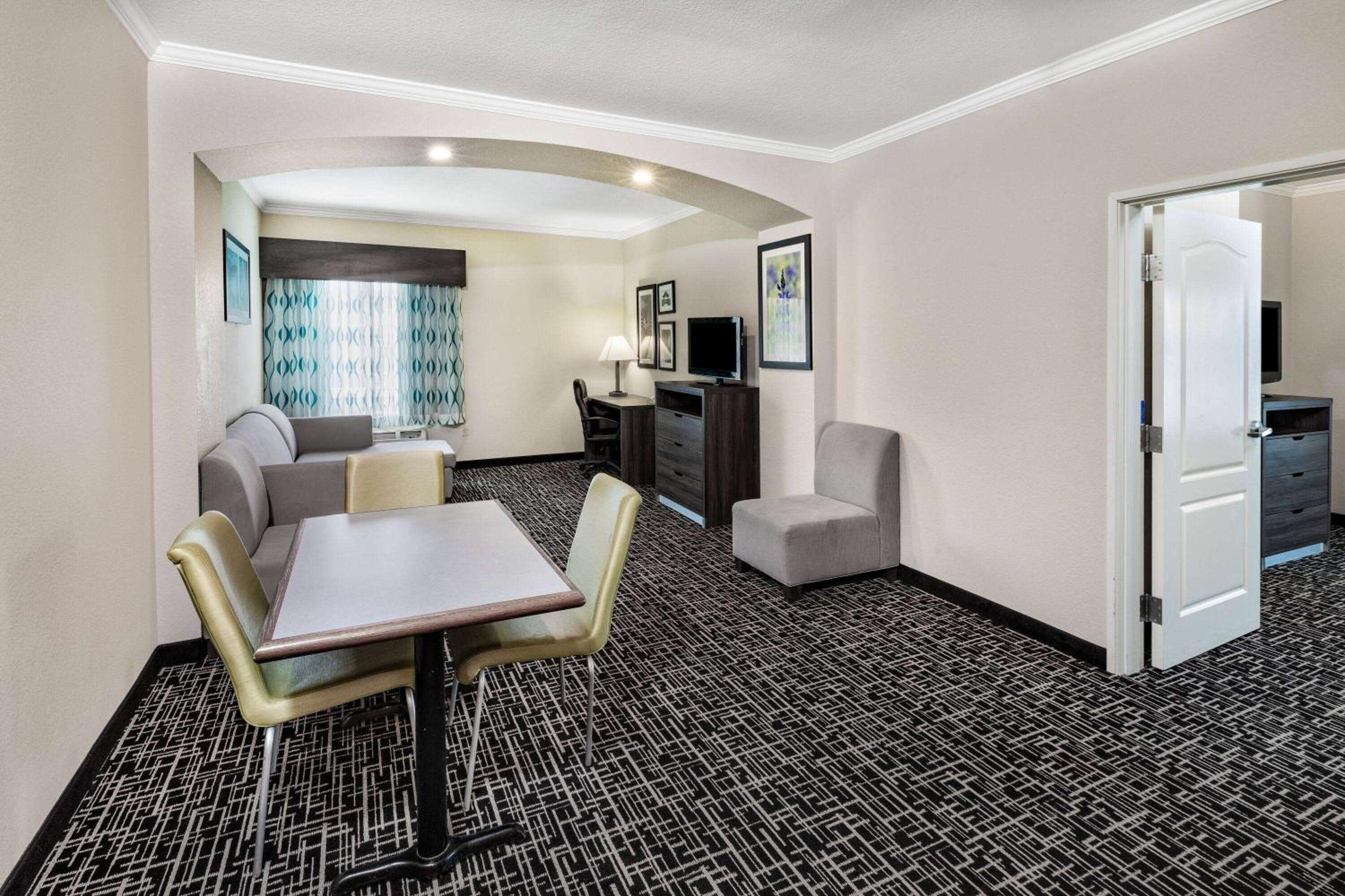 جناح عائلي ديلوكس، La Quinta Inn & Suites by Wyndham Garland Harbor Point 5/6