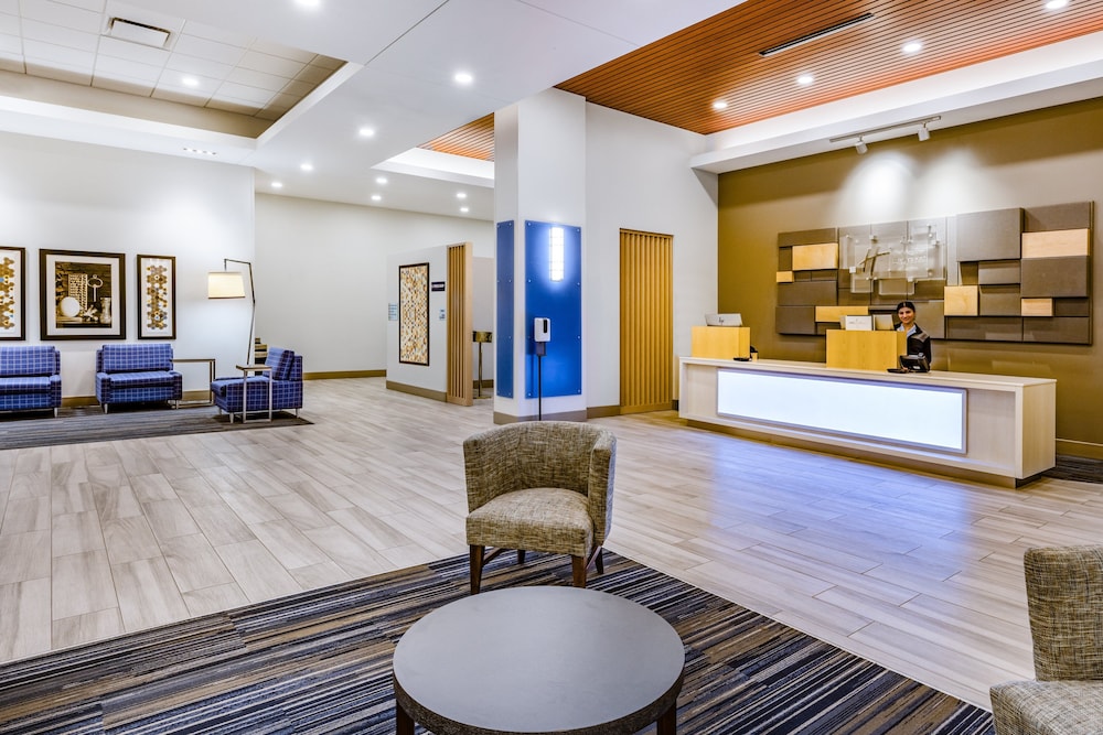 Holiday Inn Express & Suites Lincoln Downtown 15/55