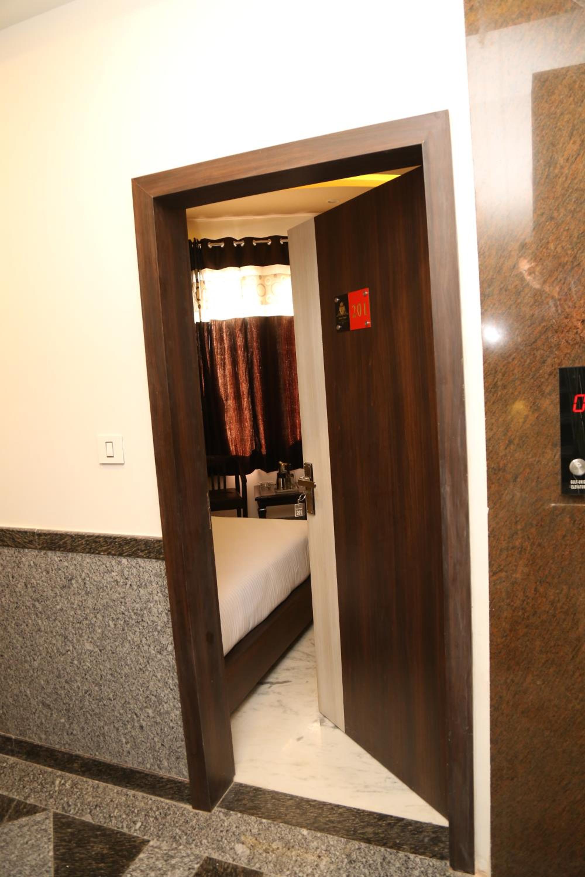 Hotel Delight 24/27