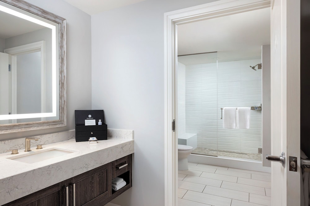 Suite, 5 King Beds, Accessible 4/5