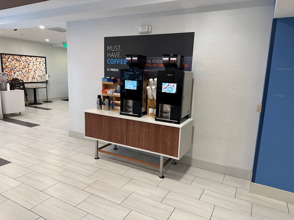 Holiday Inn Express Hotel & Suites Tracy 10/77