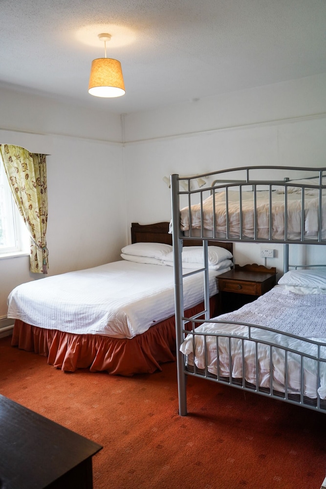 The Fox &amp; Hounds Hotel 9/36