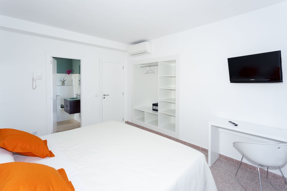 ROOM, DOUBLE OR TWIN BED, BALCONY