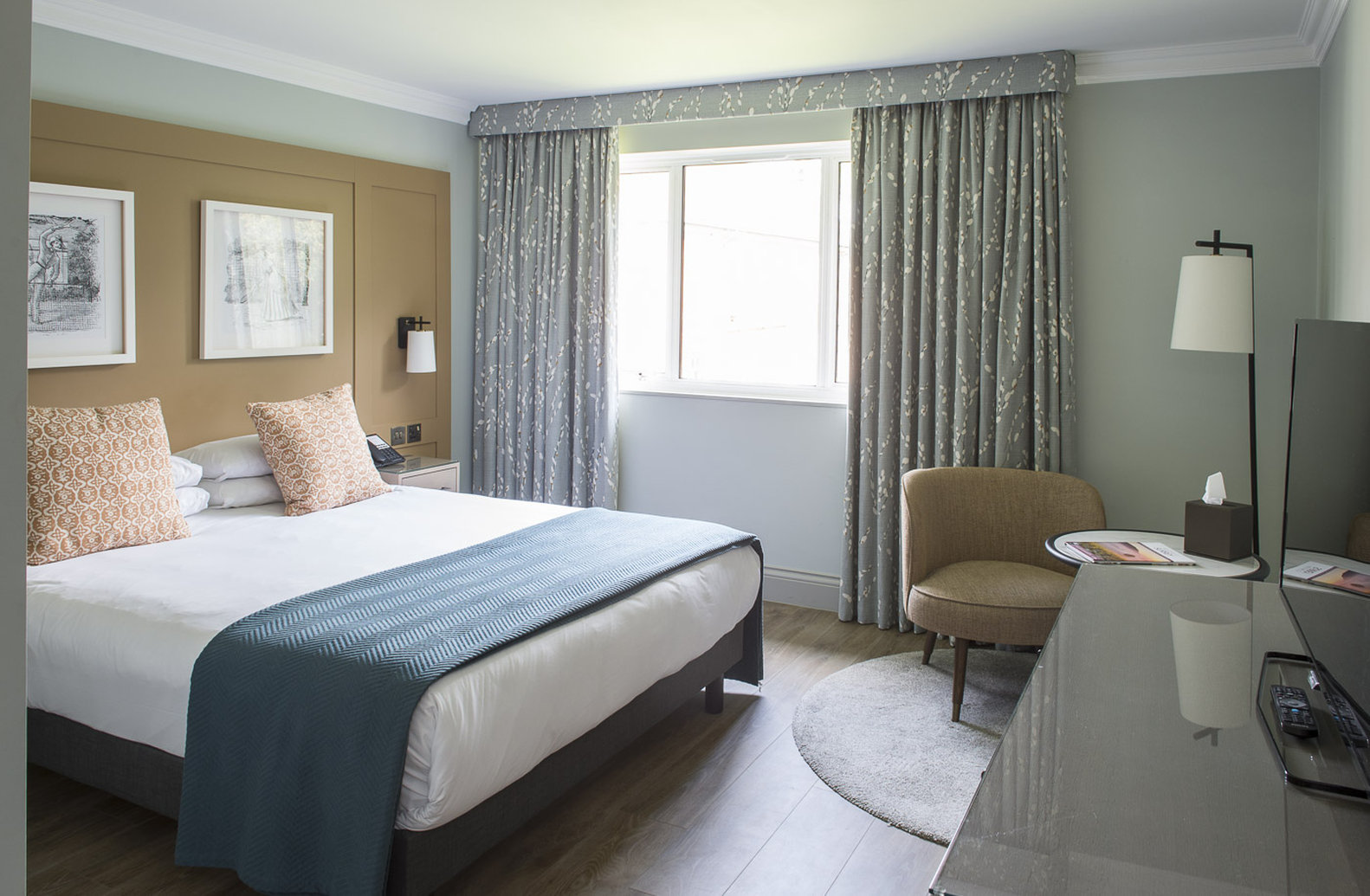 Bush Hotel Farnham 15/50