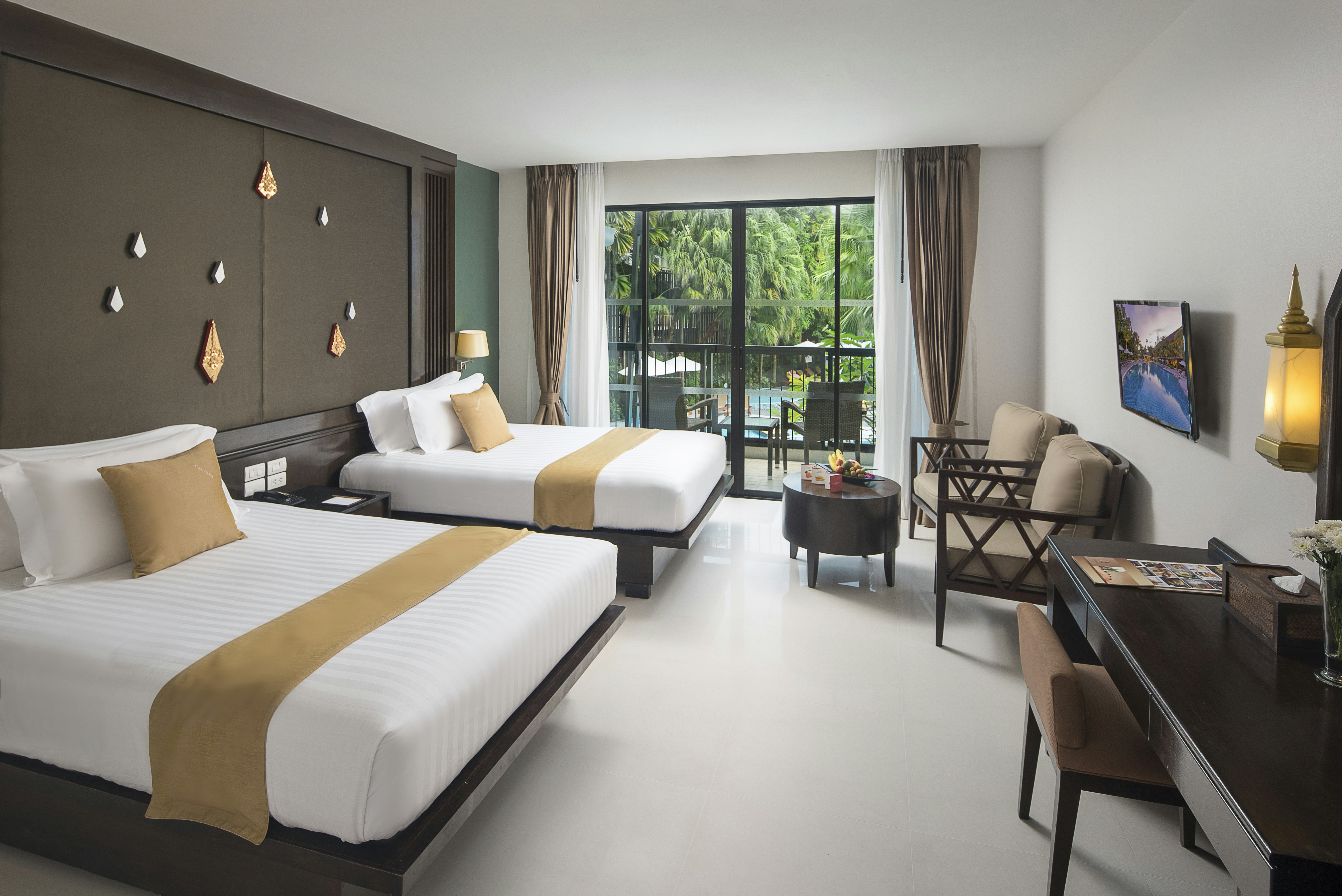 DELUXE, 2 DOUBLE BEDS, POOL VIEW