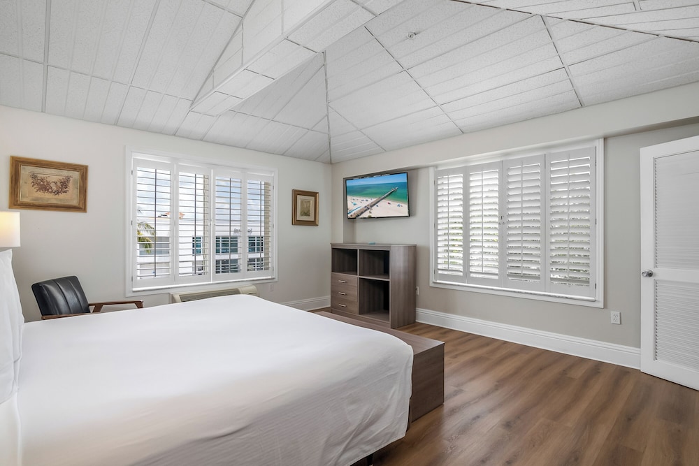 SUITE, KING BED