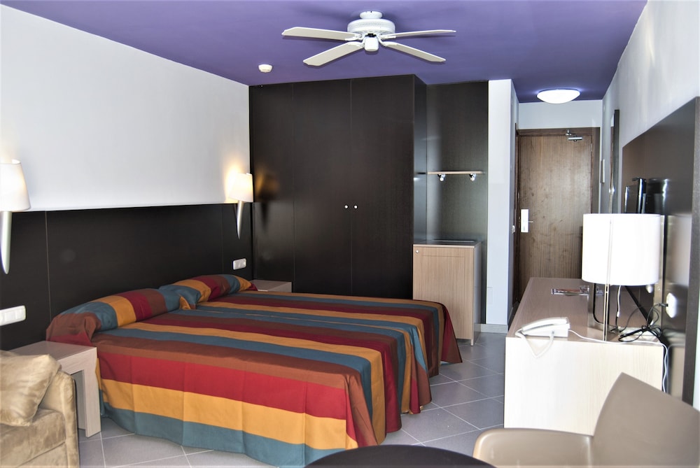 SBH Monica Beach Resort 8/47