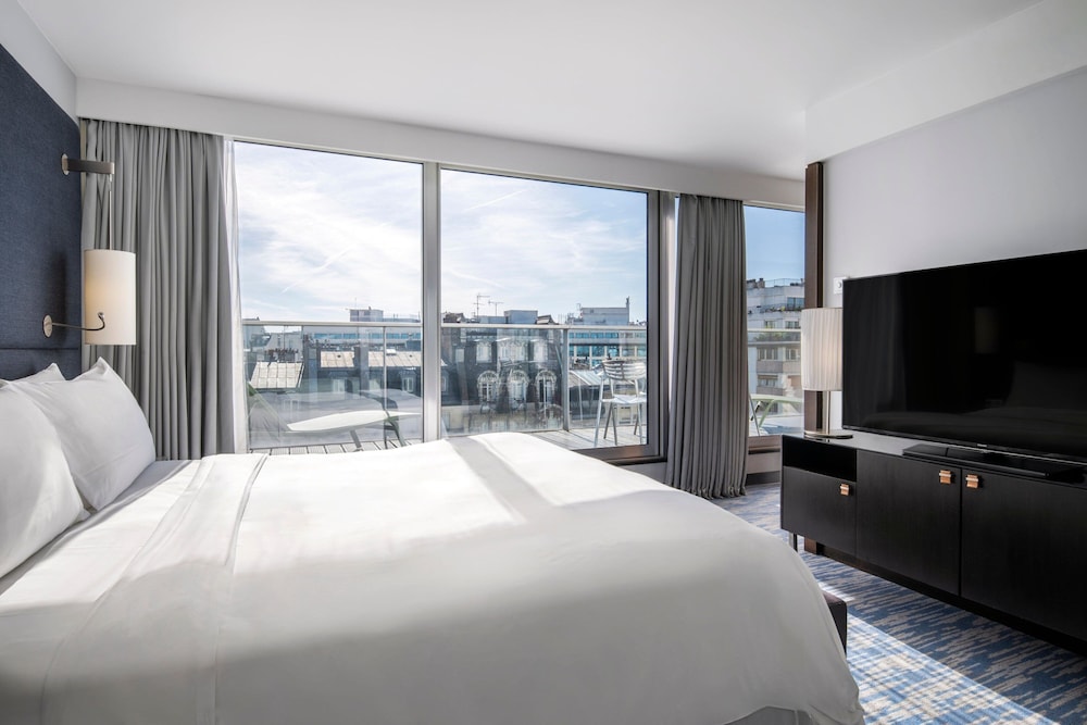 City, King Bed, Sky View, Terrace