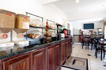 Days Inn by Wyndham Market Center Dallas Love Field 20/27