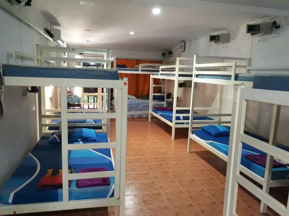 Hangover Hostel 15/22