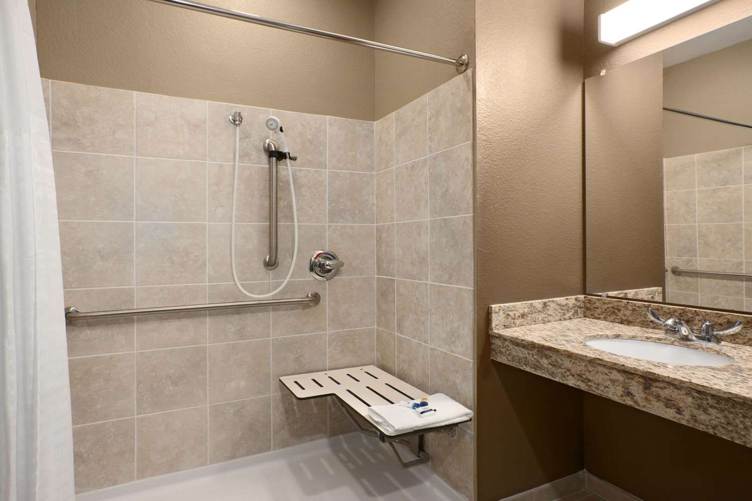 Microtel Inn & Suites by Wyndham Pleasanton 22/23