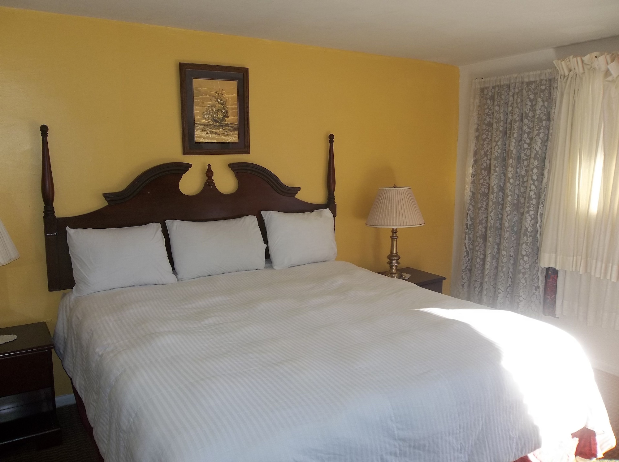 DELUXE, KING BED
