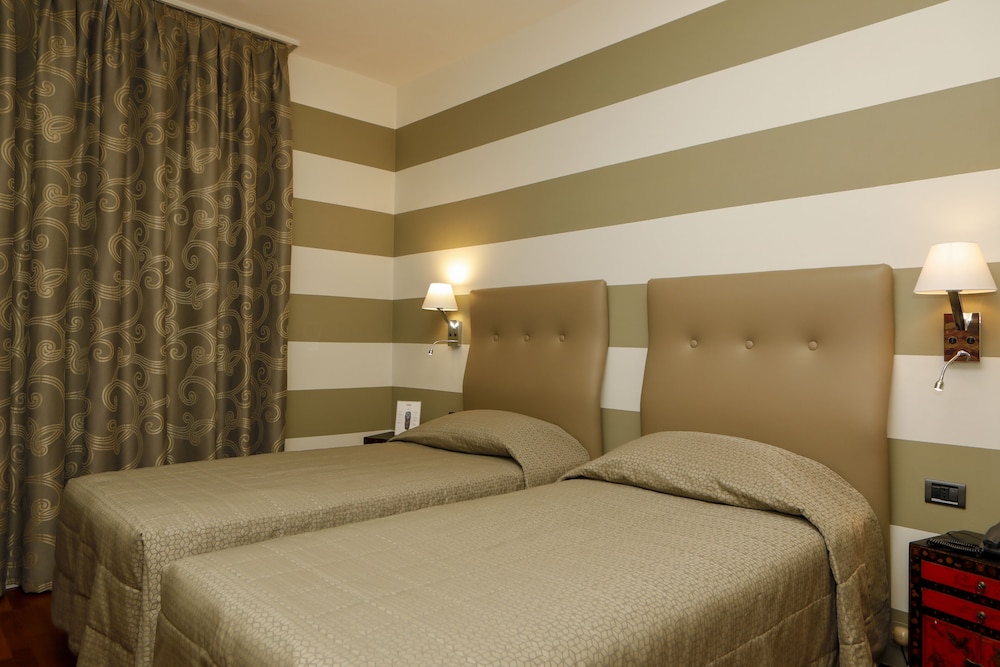 ROOM, TWIN BEDS
