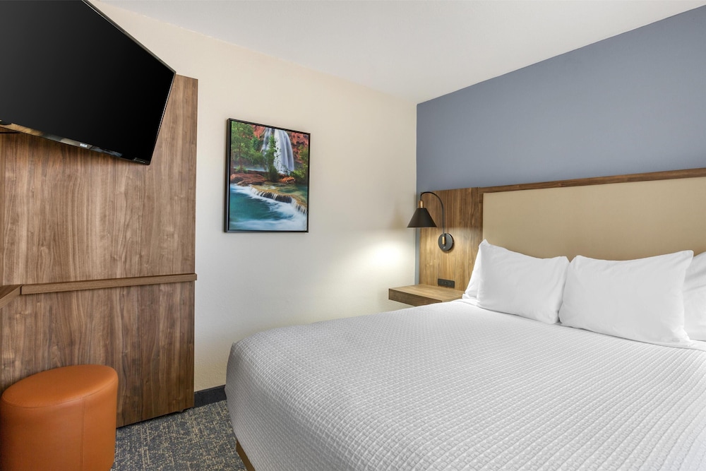 SUITE, MULTIPLE BEDS
