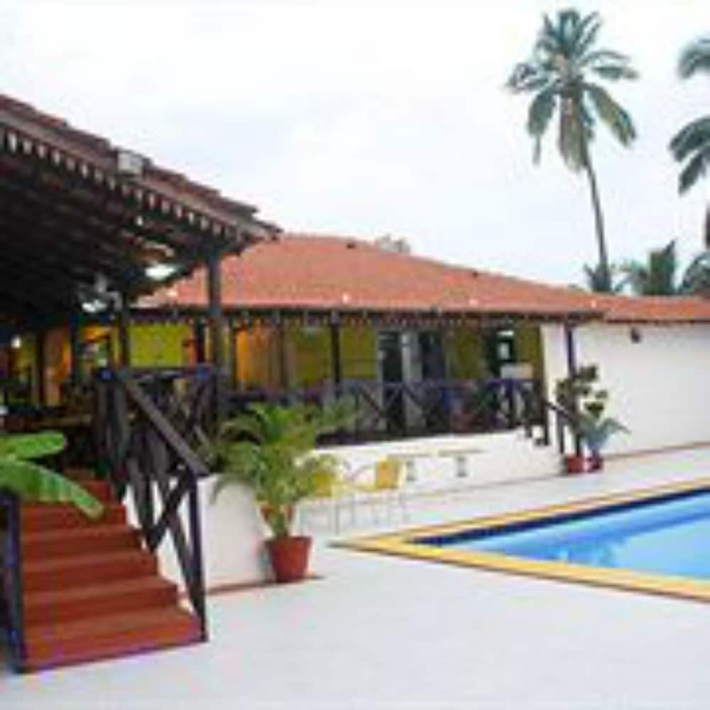 Colonia Santa Maria Hotel 33/37