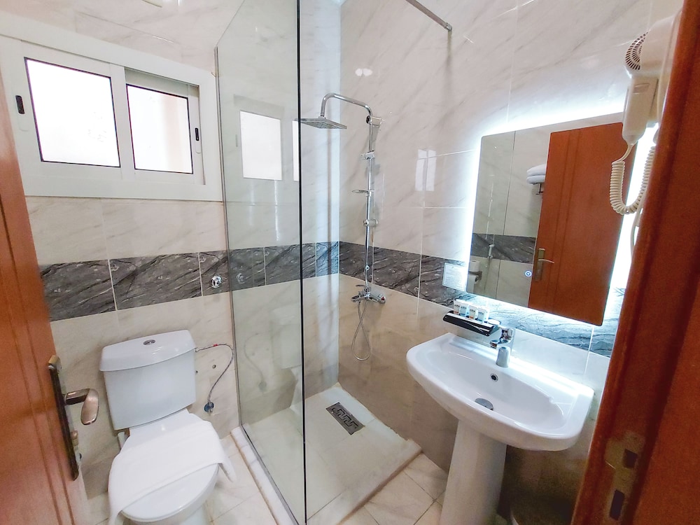 جناح عائلي بسرير كوين وسريرين منفصلين، ايوان الاندلسية(Iwan AlAndalusia hotel suites Alrehab) 3/3