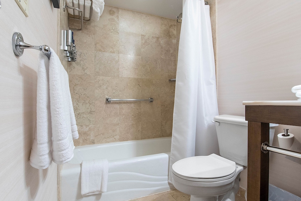 Best Western Premier Plainview-Long Island Hotel 50/52
