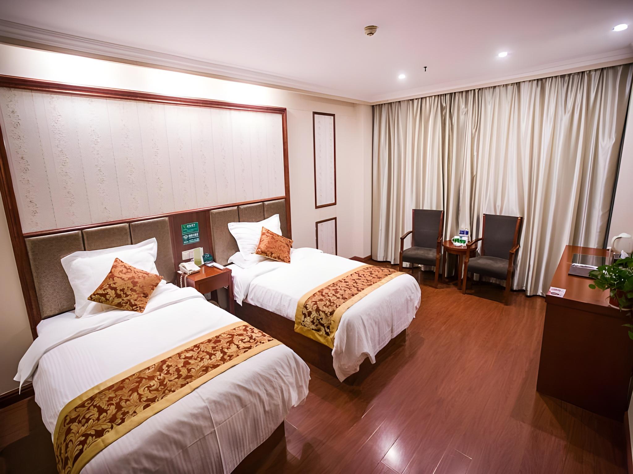 ROOM, TWIN BEDS