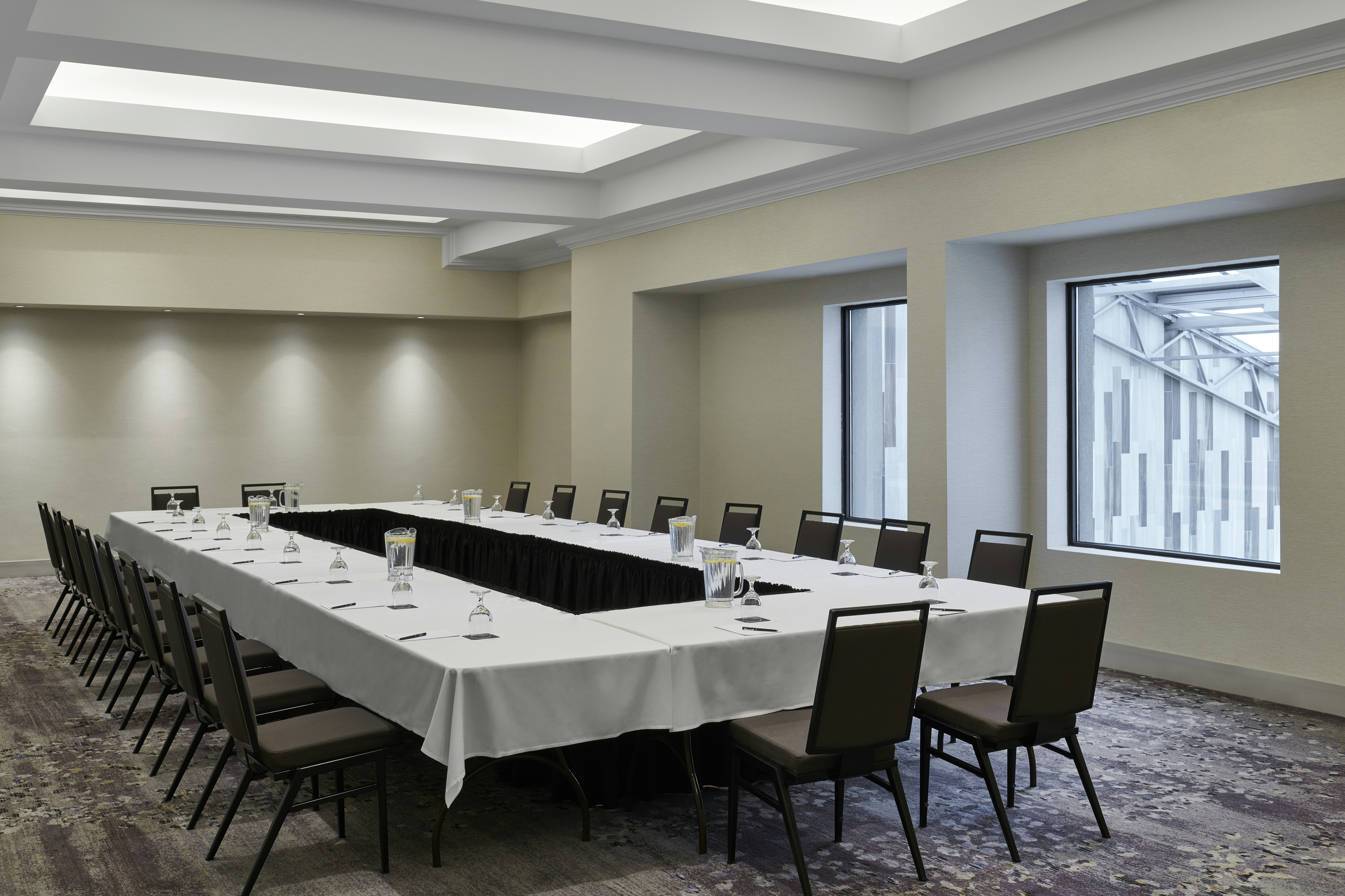 Hilton Toronto Airport Hotel & Suites 73/79