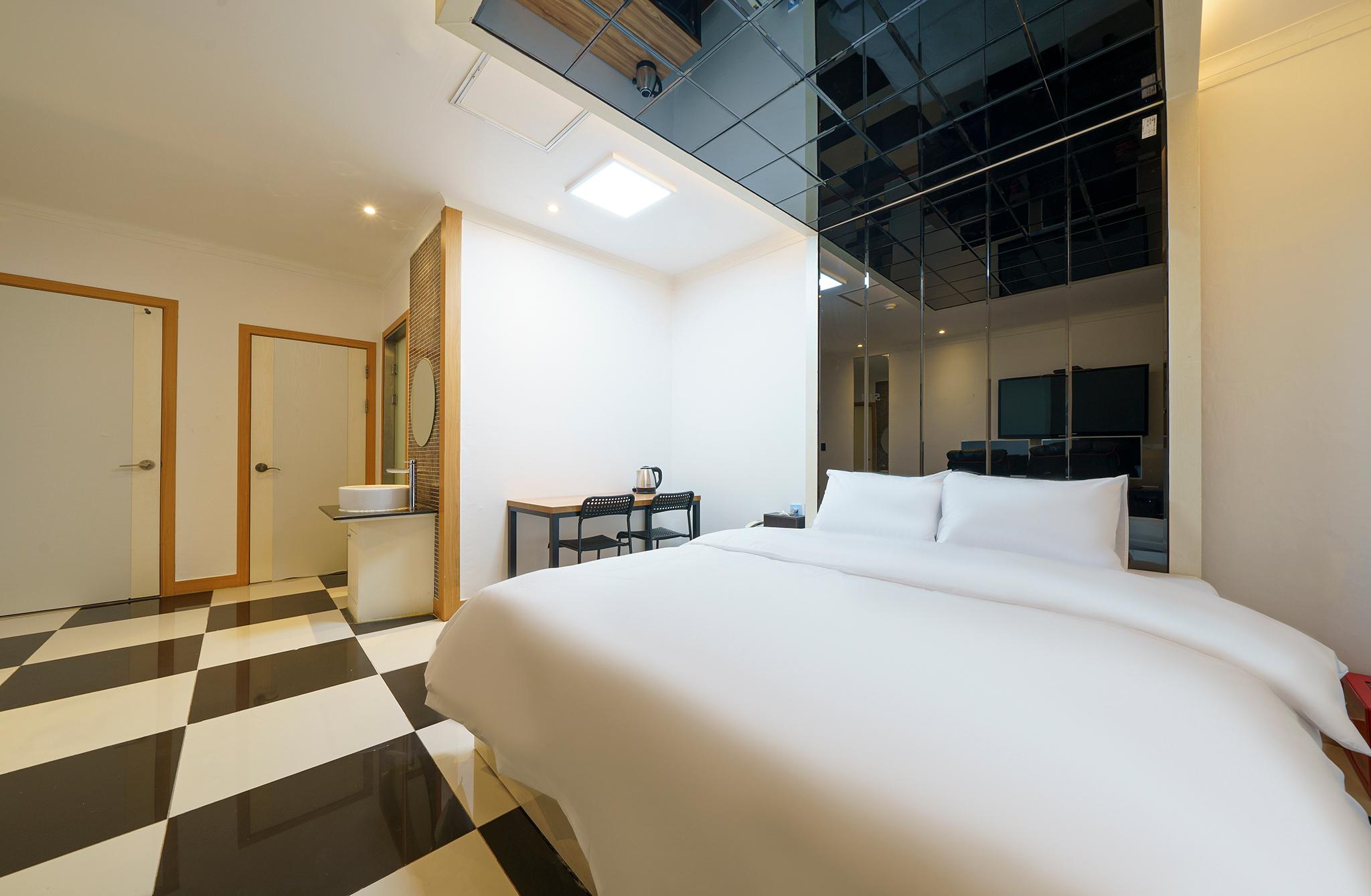 Tower, Twin Beds