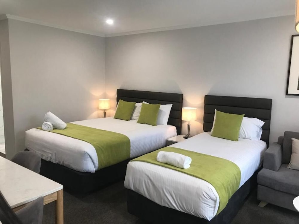 Palm Court Motor Inn 16/40