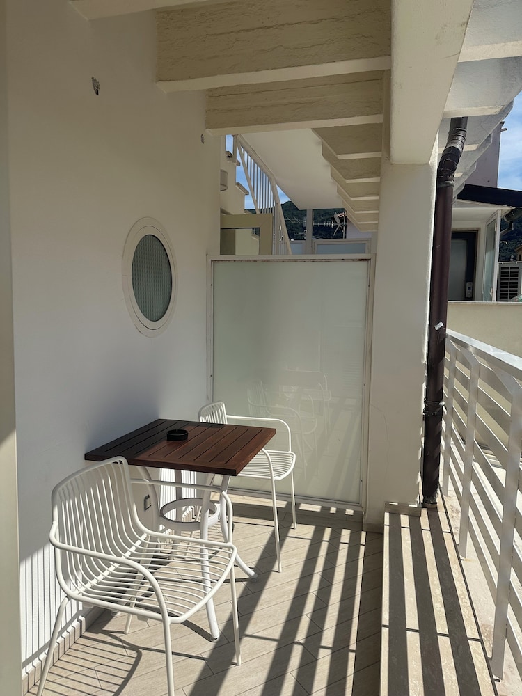 Tasso Suites 5/71