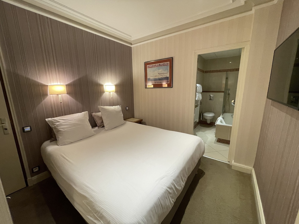 FAMILY, TWIN BEDS, SOFA