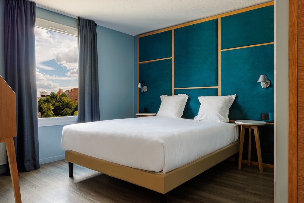 ROOM, DOUBLE BED