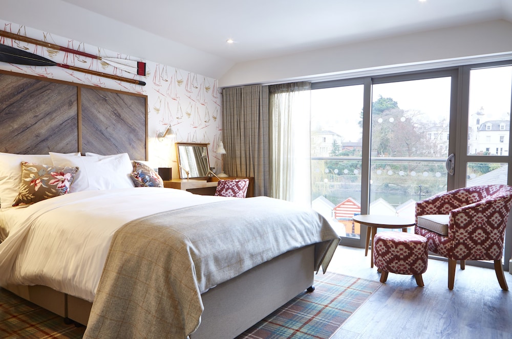SUPERIOR, DOUBLE BED, PARTIAL RIVER VIEW