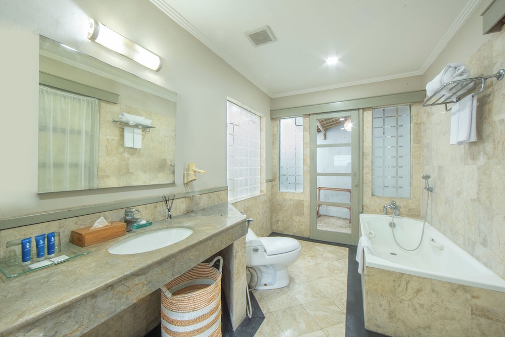 THE DAMPATI VILLA 25/25
