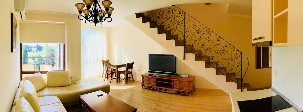 Chateau Del Marina Complex Apartments 10/20