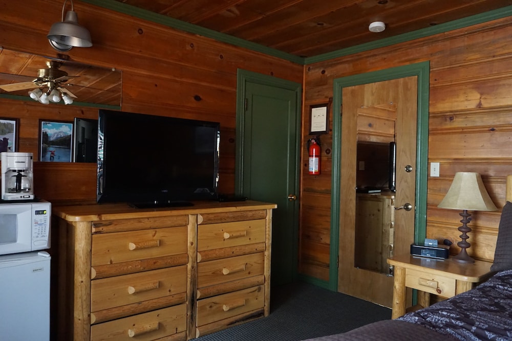 Shaver Lake Village Hotel 6/50