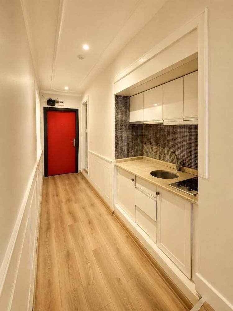Royal Garden Suite Hotel 10/45