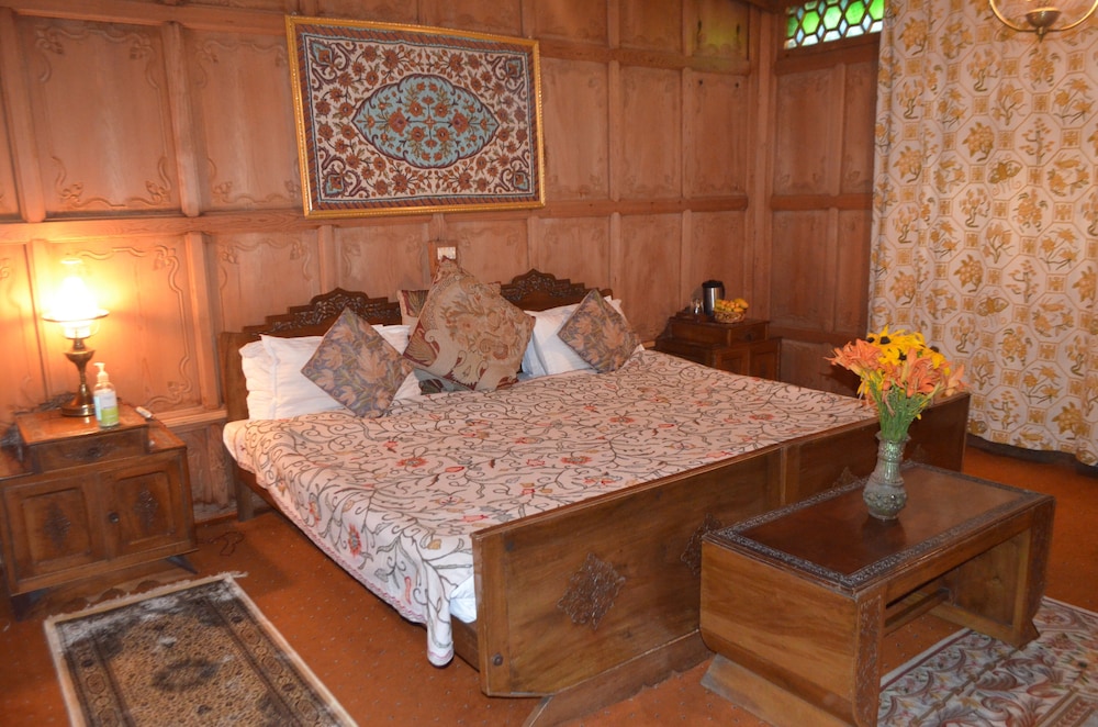New Alexandra Group of Houseboats 8/19