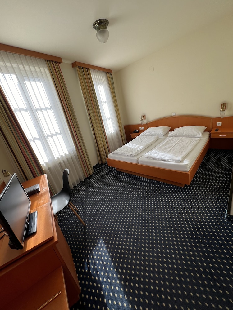 Suite Hotel 900 M Zur Oper 3/17