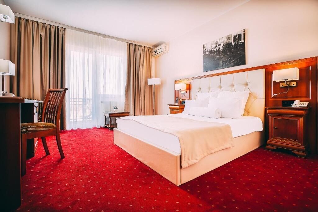 SUPERIOR, QUEEN BED